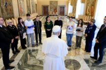 Papa recebe um grupo de jovens ucranianos: “Ele nos ouviu, compreendeu a nossa dor”