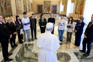 Papa recebe um grupo de jovens ucranianos: “Ele nos ouviu, compreendeu a nossa dor”