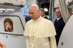 Papa Leão XIV inicia sua primeira viagem apostólica