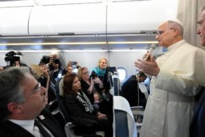 Papa aos jornalistas no avião rumo à Turquia: vamos promover a paz e a unidade
