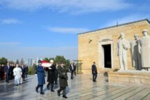 Papa Leão visita o Mausoléu de Atatürk em Ancara