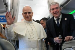 Papa envia telegrama a chefes de Estado de 6 países no voo à Turquia