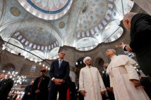 O Papa na Mesquita Azul de Istambul, primeira etapa do dia
