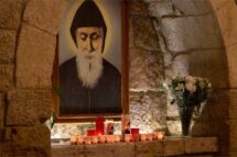 A oração do Papa diante do túmulo de São Charbel: proteja o Líbano e o seu povo
