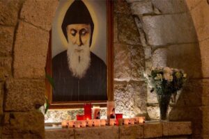 A oração do Papa diante do túmulo de São Charbel: proteja o Líbano e o seu povo