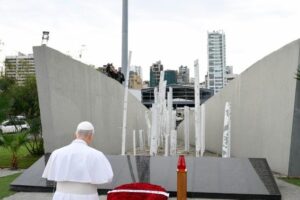 O Papa Leão XIV reza em silêncio no porto de Beirute
