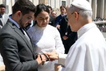 A graça dos Sposi Novelli: a emoção de casais brasileiros ao receberem a bênção do Papa Leão XIV