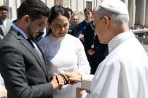 A graça dos Sposi Novelli: a emoção de casais brasileiros ao receberem a bênção do Papa Leão XIV
