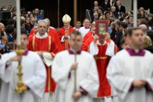 Cardeal Parolin: a diplomacia abre a novas possibilidades para acreditar na paz