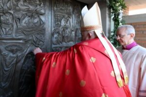 A porta que não se fecha: uma profecia de misericórdia para um mundo ferido