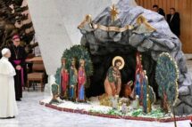Papa: Deus se aproxima de nós ao contemplarmos o presépio e a árvore de Natal