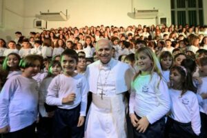 Papa visita escola em Castel Gandolfo: o Natal é um convite a proclamar a paz e a unidade