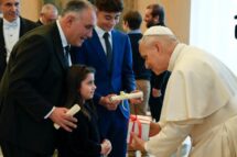 Papa aos jovens: antes do Natal, pensem numa pessoa com quem fazer as pazes