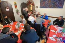 Cardeal Krajewski no almoço com os pobres: “Rezemos pela paz”