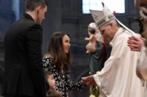 Papa: como Maria, caminhemos desarmados e portadores de paz