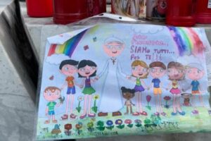 Pequenos Reis Magos que abraçam as crianças dos povos mais pobres