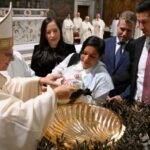 Papa batiza 20 crianças: a fé é um bem essencial para a vida