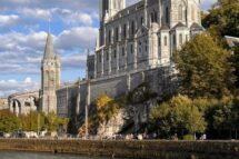 Papa aos jornalistas católicos franceses: sejam artesãos de uma palavra que abraça