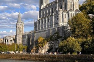 Papa aos jornalistas católicos franceses: sejam artesãos de uma palavra que abraça