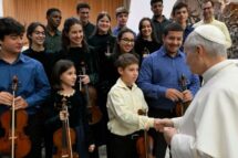 Audiência Geral: a saudação do Papa a jovens violinistas do Brasil
