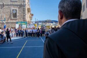 Padre Faltas: o Knesset coloca em risco escolas e famílias palestinas