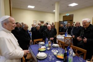 O Papa chega de surpresa ao almoço com os bispos do Peru