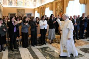 Papa: dialogar de forma autêntica com a sociedade sem ser absorvido por ela