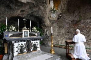 A oração de Leão XIV pelos enfermos na Gruta de Lourdes, no Vaticano