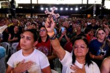 Retiros de carnaval atraem milhares em busca de uma experiência com o Amor de Deus