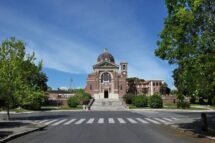 Na colina mais alta de Óstia, a paróquia que recebe o Papa Leão