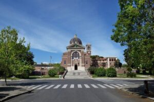Na colina mais alta de Óstia, a paróquia que recebe o Papa Leão