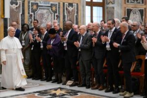 Papa: a saúde em perigo devido às guerras, o mais absurdo atentado contra a vida