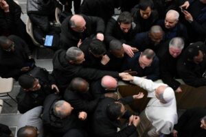 Papa aos padres de Roma: sejam amigos entre vocês, atentos à inveja e às armadilhas da internet