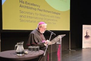 Gallagher: a paz ameaçada e ferida. Deus pode reconstruir as nações das cinzas do ódio