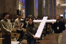 Barcelona: jovens em oração pela paz em Camarões