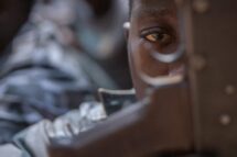 No Sudão, crianças de apenas 10 anos são recrutadas para a guerra