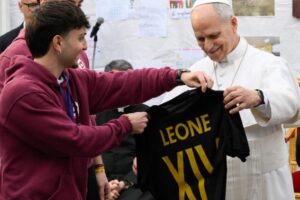 Paróquia no Quarticciolo, luz do amor no bairro, diz Papa a jovens