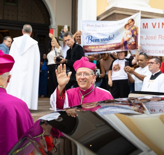 Multidão acolhe Dom José Roberto Fortes Palau na posse como novo arcebispo de Sorocaba