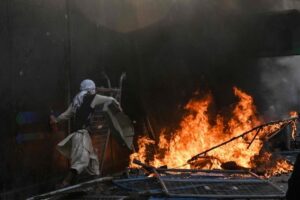 Assassinato de Khamenei provoca protestos com mortes no Paquistão