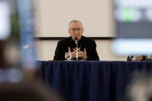 Cardeal Parolin: sem perspectivas, jovens são presas fáceis de guerras