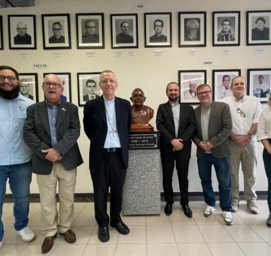 Dom José Roberto visita a Uniso