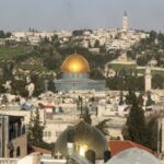 Jerusalém: lugares santos e uma escola ultrajados pela violência