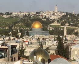Jerusalém: lugares santos e uma escola ultrajados pela violência