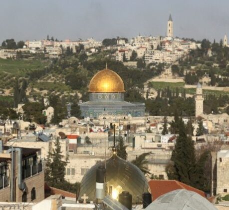 Jerusalém: lugares santos e uma escola ultrajados pela violência