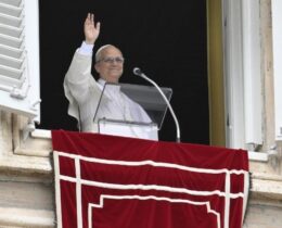 O Papa no Angelus: a fé pede-nos que abramos os olhos para as feridas do mundo