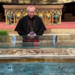 Parolin: a um mundo em ânsia e em guerra, São Francisco oferece alegria e fraternidade