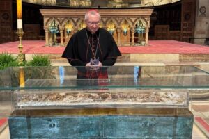 Parolin: a um mundo em ânsia e em guerra, São Francisco oferece alegria e fraternidade