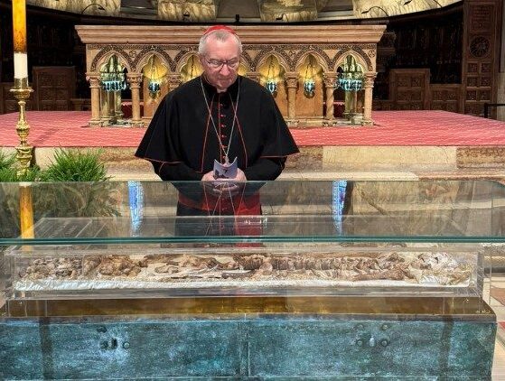 Parolin: a um mundo em ânsia e em guerra, São Francisco oferece alegria e fraternidade