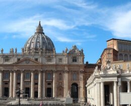 Processo vaticano, declarada “nulidade relativa” da primeira instância. Julgamento será reaberto