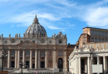 Processo vaticano, declarada “nulidade relativa” da primeira instância. Julgamento será reaberto